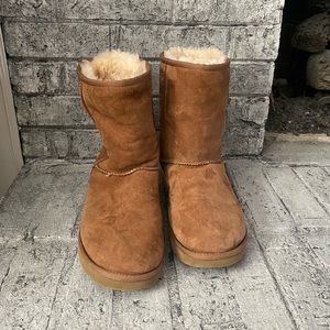Womens Size 11 Classic Uggs.
